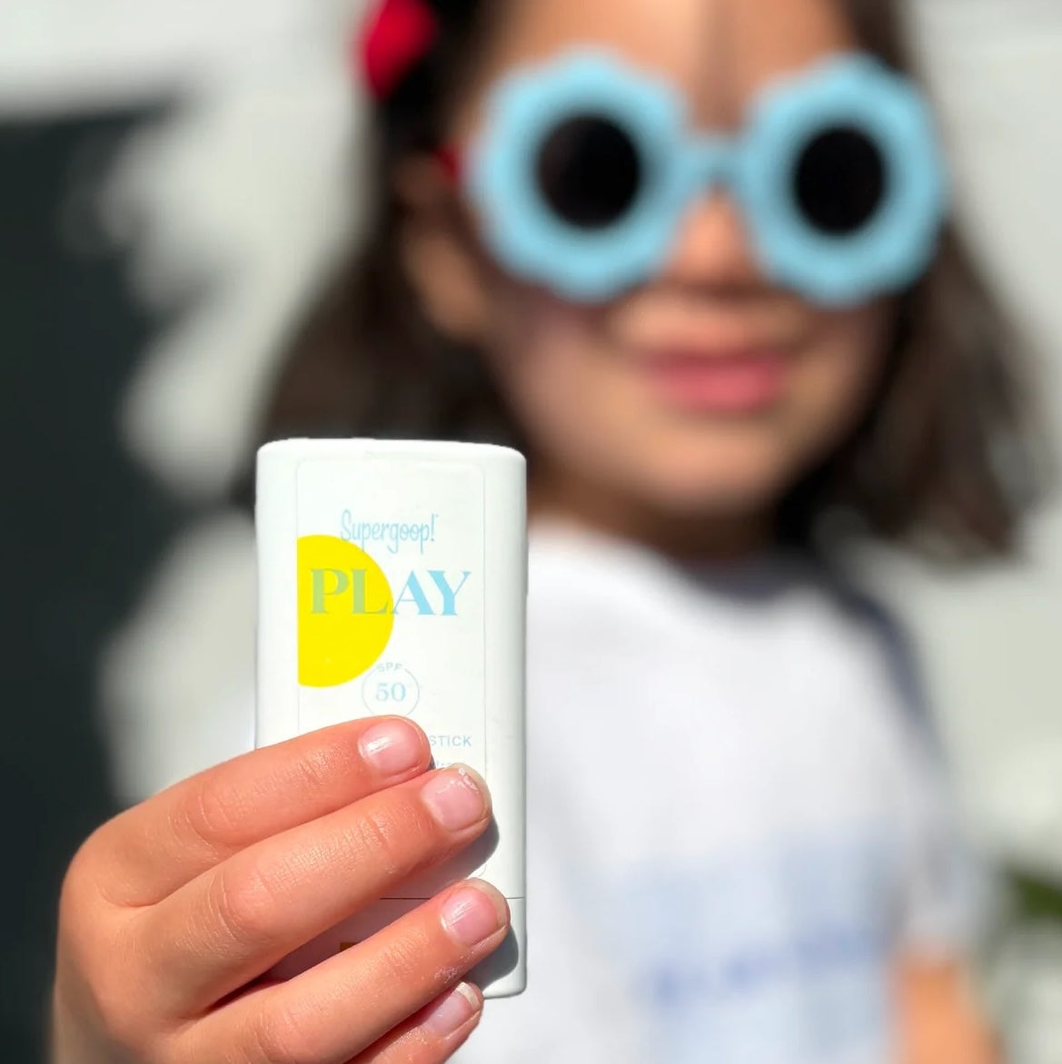 Girls in UV-protection swim sets and beachwear playing by the shore – lightweight and quick-dry kids’ summer outfits for outdoor play.